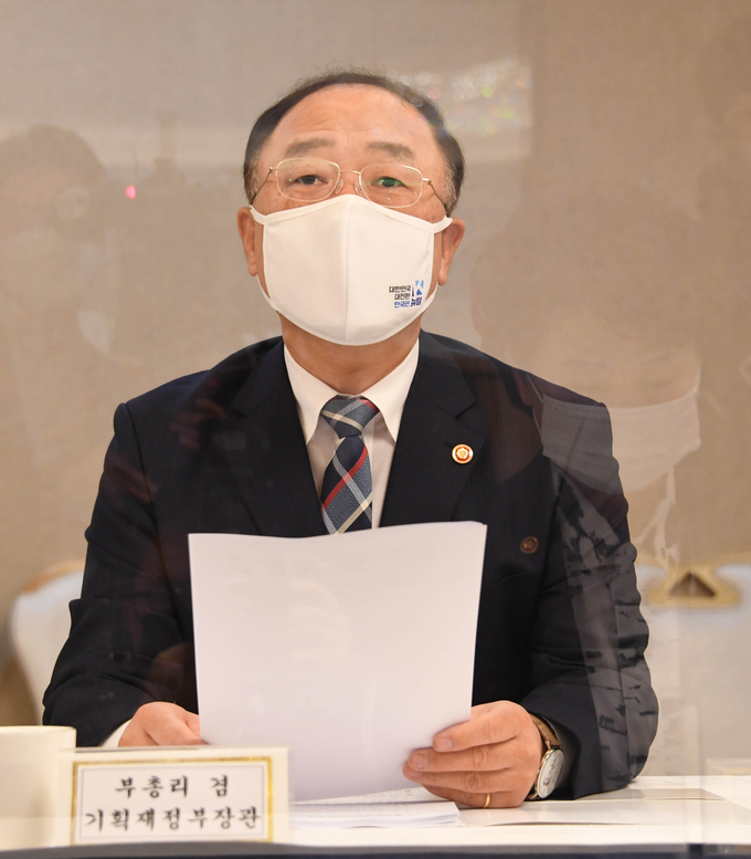 홍남기 부총리는 3일 국회 기획재정위원회 전체회의에서 주식 양도소득세 대주주 기준과 관련해 "현행처럼 10억원으로 유지하겠다"고 밝혔다.<사진=기재부>