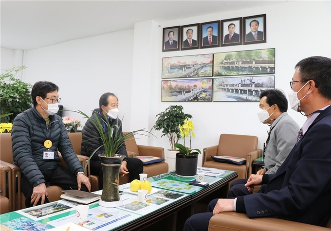 김선문 납세자보호담당관<오른쪽에서 두번째>이 청주 육거리종합시장상인회를 방문해 자영업자·소상공인의 애로사항을 청취하고 있다.