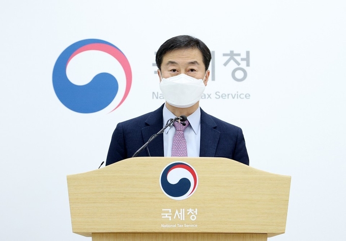 노정석 국세청 조사국장이 4일 국세청 기자실에서 기업자금 사적 유용, 호황 현금 탈세, 반칙 특권 탈세 등 불공정 탈세 혐의자 38명 세무조사 착수 관련 브리핑을 하고 있다.