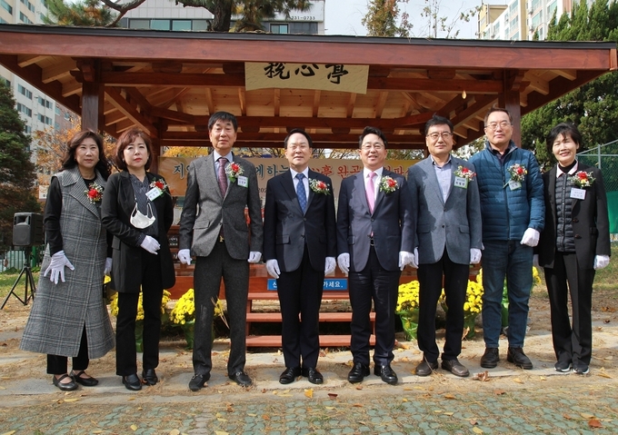 청주세무서는 지난 3일 청사 내 잔디광장에서 새로 지은 '세심정' 완공식 및 현판식을 가졌다.
