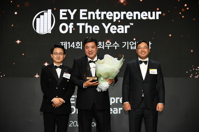 5일 열린 제14회 EY 최우수 기업가상 시상식에서 지난해 마스터상 수상자 방준혁 넷마블·코웨이 의장과 올해 수상자 서정진 셀트리온그룹 회장, 박용근 EY한영 대표이사<왼쪽부터>가 기념촬영을 하고 있다. <사진=EY한영>