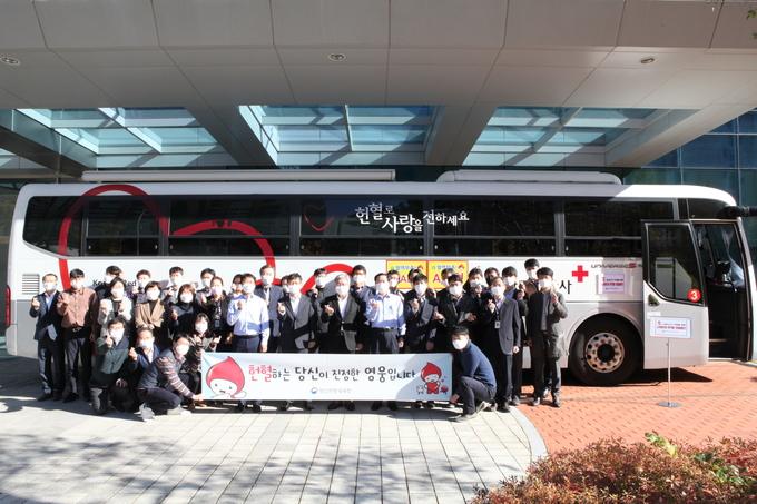 부산지방국세청(청장·임성빈)은 9일 본관 청사 1층 야외에 마련된 이동헌혈 차량을 통해 올해 들어 두 번째 단체 헌혈행사를 가졌다.