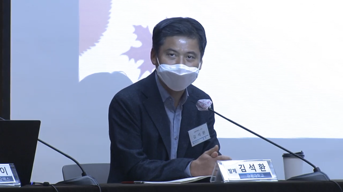 발제를 맡은 김석환 교수가 토론자들의 질의에 답하고 있다.