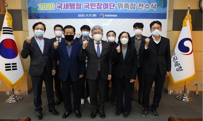 임성빈 부산청장<앞줄 가운데>이 국민참여단에게 위촉장을 전수하고 기념촬영하고 있다. 