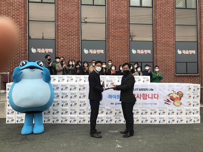 하이트진로는 16일 어려운 이웃들의 월동 준비를 돕기 위해 '2020 따뜻한 겨울나기 김장김치 나눔' 행사를 실시한다고 밝혔다.