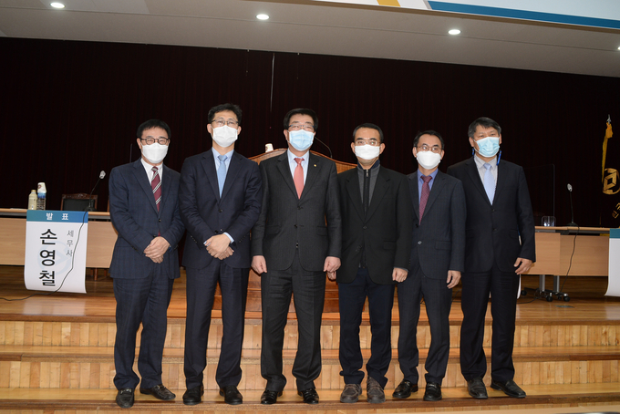왼쪽부터 한근찬 연구이사, 손영철 세무사, 원경희 회장, 전병욱 교수, 이강오 세무사, 김수성 박사.