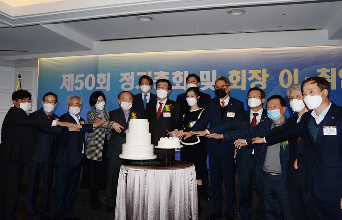 정기총회를 축하하는 케이크 커팅식이 진행되고 있다.
