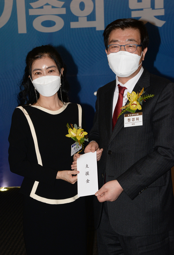 원경희<오른쪽> 세무사회장이 곽장미 고시회장에게 지원금을 전달하고 있다.