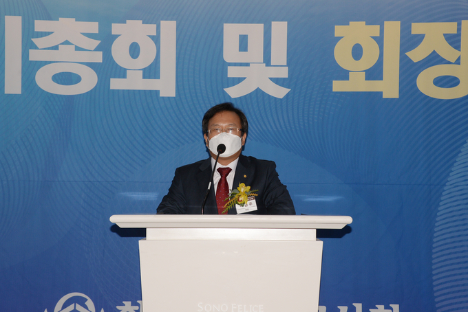이금주 인천지방세무사회장이 차기 집행부에 소통과 화합으로 고시회를 이끌어 달라고 당부하고 있다.
