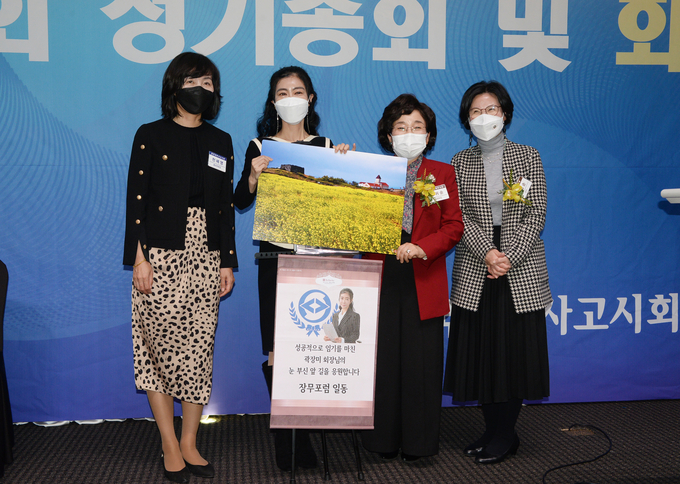 왼쪽부터 천혜영 감사, 곽장미 제24대 회장, 김귀순 전 한국여성세무사회장, 김겸순 한국세무사회 감사가 기념 촬영하고 있다.
