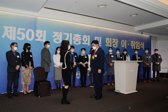 곽장미 회장이 제24대 집행부에게 감사패를 전하고 있다.