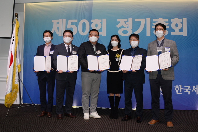 곽장미 고시회장<오른쪽 세번째>이 공로상 수상자들과 기념촬영하고 있다.