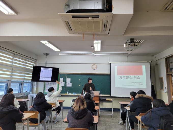 Taxi 부원들은 "동아리 활동을 통해 정규수업보다 심화된 회계공부를 할 수 있어 좋다"고 말한다.(사진=선린인터넷고 제공)
