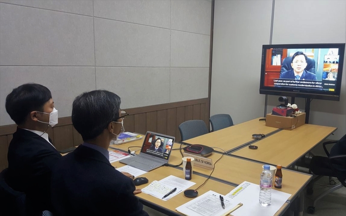 관세청은 24일 아프리카개발은행 등과 온라인 세미나를 개최했다.