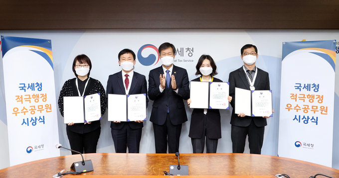 국세청은 25일 세종청사에서 2020년 제4차 적극행정 우수공무원을 표창했다.(왼쪽부터 이강경·송봉선 국세조사관, 김대지 국세청장, 황미화·송인규 국세조사관)