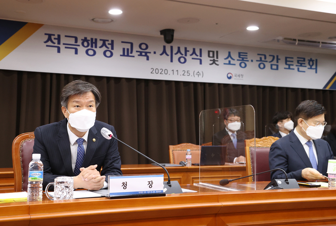 국세청은 이날 시상식을 영상으로 지방 관서에 연결하고 일선 직원과 함께 적극행정 활성화 방안에 대한 의견을 공유하는 ‘소통·공감 토론회’와 함께 진행했다.