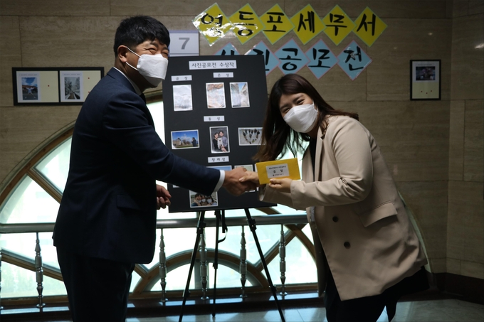김선학 서장<왼쪽>이 금상을 수상한 직원에게 상품을 수여하고 있다.