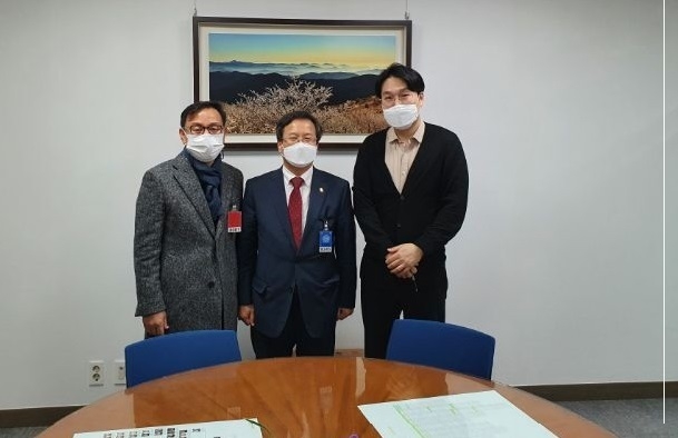 이금주 회장(가운데)과 오형철 부천지역회장(왼쪽)은 김경협 의원실을 방문해 보좌관을 만난 자리에서 양경숙 의원이 발의한 세무사법 통과를 위한 협조를 당부했다.