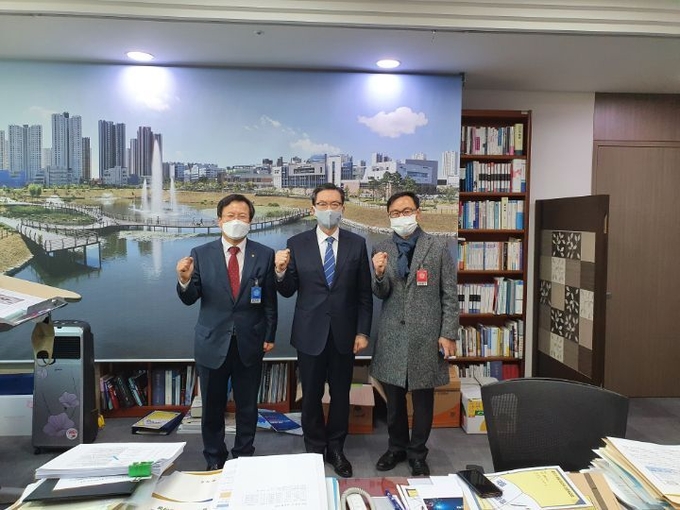 이금주 회장은 지난 24일 정성호 의원을 만나 양경숙 의원이 발의한 세무사법 개정안의 당위성에 대해 설명하고 법 통과를 위해 협조를 요청했다.(왼쪽부터 이금주 회장, 정성호 의원, 오형철 부천지역세무사회장)