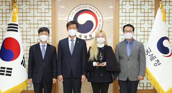 국세청은 27일 코로나19 확산으로 수도권의 사회적 거리두기가 2단계로 격상됨에 따라 금상 입상자만 초청해 2020 국세청 영상공모전 시상식을 간소하게 개최했다. 왼쪽부터 문희철 국세청 차장, 김대지 국세청장, 금상 수상자 김규리씨, 정철우 징세법무국장(사진=국세청 제공)