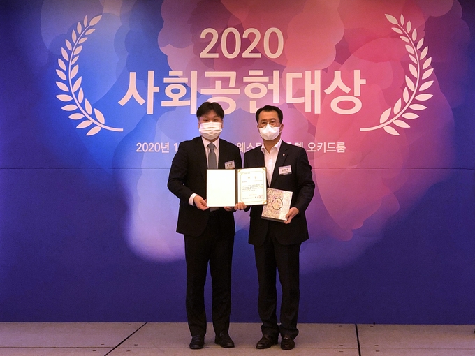 정찬우 롯데칠성음료 HR부문장<오른쪽>이 홍영준 서울시복지재단 대표이사와 기념사진을 찍고 있다.