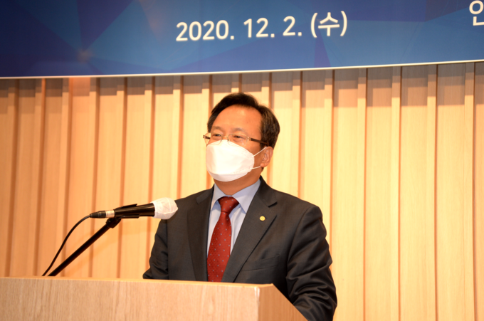 이금주 회장이 회관 리모델링 경과와 내년 2월 입주 예정 계획에 대해 설명하고 있다.