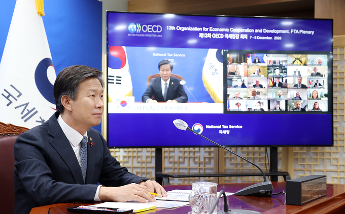 김대지 국세청장은 이달 7일과 8일 양일간 화상으로 개최된 제13차 OECD 국세청장 회의에 참석해, 각 국 과세관청이 전통적인 징세행정을 넘어 다양한 역할에 대비해야 한다고 강조했다.<사진 제공-국세청>