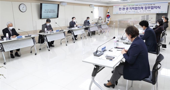 김학선 영등포세무서장<왼쪽 두번째>이 지난달 26일 영등포구청에서 열린 민·관·공 지역협의체 업무협약식에 참석해 채현일 구청장<왼쪽 세번째>의 인사말을 듣고 있다.