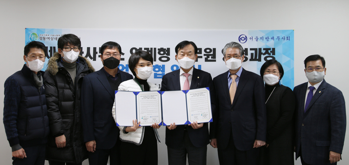 (왼쪽부터) 이주성 서울세무사회 부회장, 소재영 강동지역세무사회 간사, 문병연 강동지역세무사회 고문, 이혜진 센터장, 김완일 서울세무사회장, 전재원 강동지역세무사회장, 한숙희 센터 팀장, 장경상 서울세무사회 부회장.