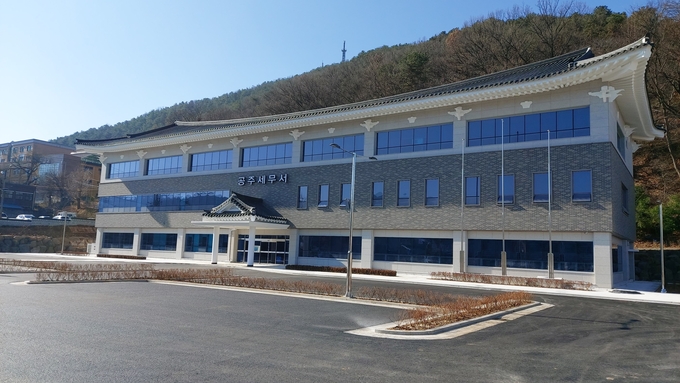 공주세무서가 팔작기와 모양의 지붕이 인상적인 새 청사로 이전을 마치고 14일부터 업무를 개시했다.