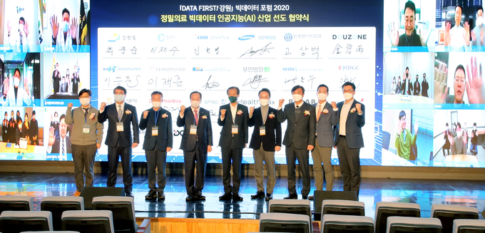 강원도 정밀의료 빅데이터 인공지능(AI) 산업 선도 협약식.(왼쪽부터 고상백 원주세브란스기독병원 연구처장, 김용우 더존ICT그룹 회장, 이재수 춘천시장, 한기호 국회의원, 최문순 강원도지사, 김헌영 강원대 총장, 김경구 강원도 데이터산업과장, 서광희 더존비즈온 헬스케어솔루션사업본부장, 송호철 더존비즈온 플랫폼사업부문 대표).