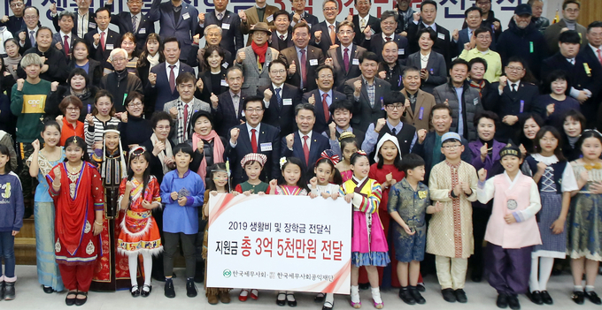 한국세무사회공익재단은 오는 22일 세무사회관 대강당에서 219개 개인과 단체에 2020년도 생활비와 장학금 2억9천300만원을 전달한다. 사진은 지난해 전달식 장면. 