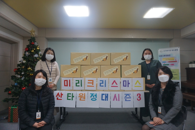 용산 드래곤즈의 미리 크리스마스 산타 원정대는 올해 비대면 방식으로 어린이들에게 선물을 전달했다.