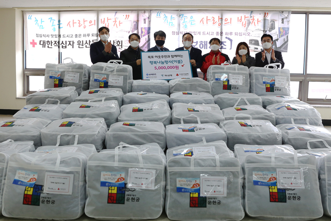 보해양조 오명호 본부장(왼쪽 세번째)과 하나은행 호남영업그룹 정민식 그룹장(왼쪽 네번째) 등 관계자들이 23일 목포 건어물센터에서 행복나눔행사를 가졌다.
