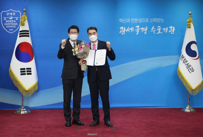 김광호 세관장(왼쪽)이 올해의 서울세관인으로 선정된 유용배 관세행정관에 표창장을 수여했다.