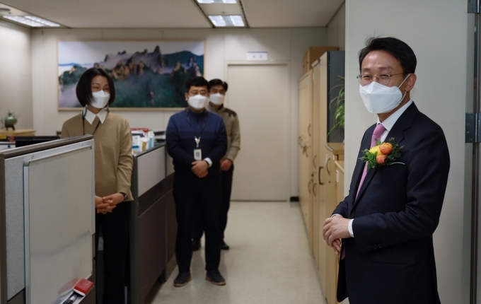 이준오 중부청장(맨 오른쪽)이 퇴임식에 앞서 청사내 각 사무실을 찾아 직원들과 석별의 정을 나누고 있다.