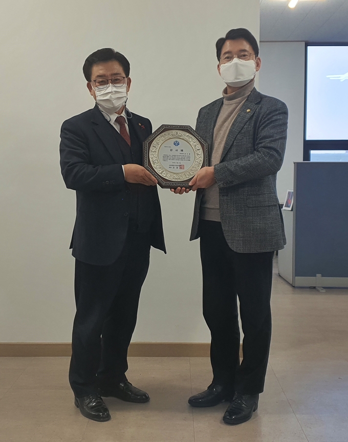 김수흥 의원(오른쪽)이 신용협동조합중앙회로부터 감사패를 받고 있다.
