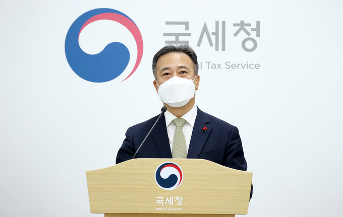 박재형 국세청 개인납세국장이 6일 국세청 기자실에서 2020년 2기 부가세 확정신고 관련 브리핑을 하고 있다.