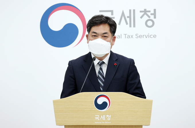 김태호 국세청 자산과세국장이 7일 국세청 기자실에서 부동산 탈세 혐의자 358명 세무조사 착수 관련 브리핑을 하고 있다.