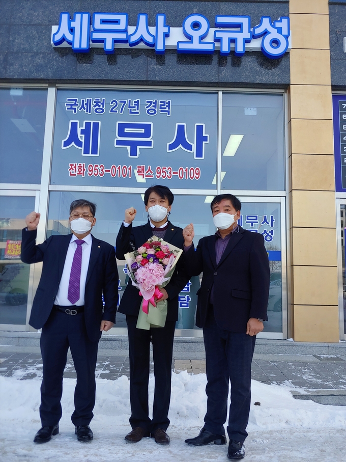 왼쪽부터 정성균 광주지방세무사회장, 오규성 세무사, 광산세무서 임채동 조사과장.