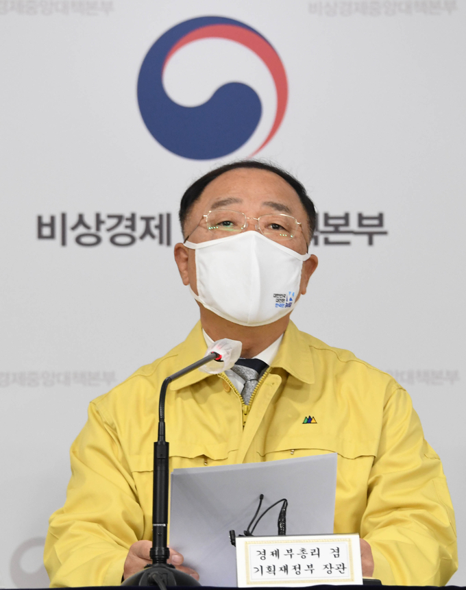 홍남기 부총리 겸 기획재정부 장관이 지난달 29일 서울 광화문 정부서울청사에서 열린 '코로나19 3차 확산에 대응한 맞춤형 피해지원 대책' 관련 관계부처 합동브리핑에서 발표문을 낭독하고 있다.