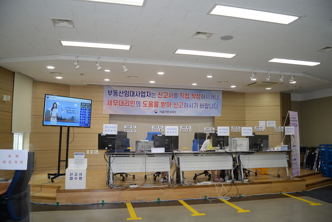 작년 7월 일선 세무서에 개설된 부가세 신고창구 모습.