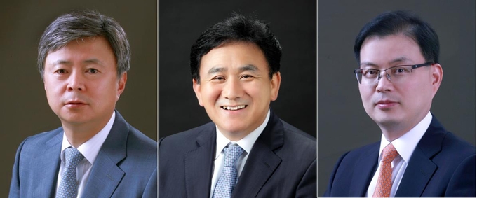 왼쪽부터 강석훈 총괄 대표변호사, 최동렬 신임 대표변호사, 윤희웅 대표변호사.<사진=율촌>
