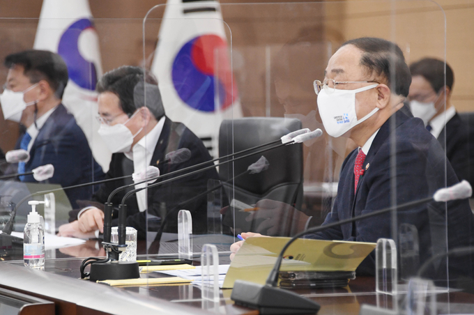 홍남기<오른쪽> 부총리 겸 기획재정부장관이 정부청사 기재부 대회의실에서 세종-서울간 화상으로 열린 확대간부회의를 주재하고 있다.<사진=기재부>
