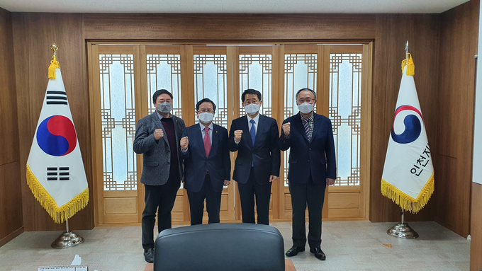 이금주 인천세무사회장은 20일 오덕근 인천청장과 만나 세정현안에 대해 논의했다.(왼쪽부터 김명진 인천세무사회 부회장, 이금주 인천세무사회장, 오덕근 인천국세청장, 박광수 인천청 성실납세지원국장)