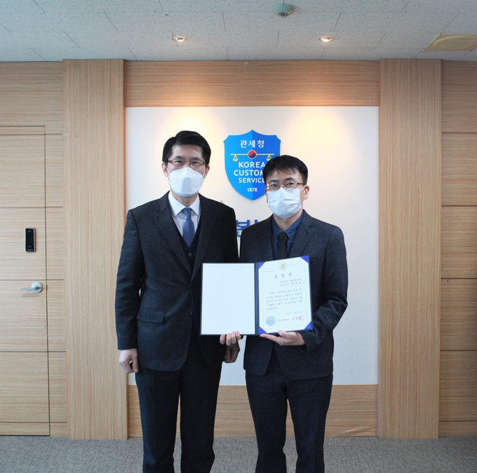 김광호 서울세관장(왼쪽)이 1월의 으뜸이로 선정된 김덕보 관세행정관과 기념촬영하고 있다.