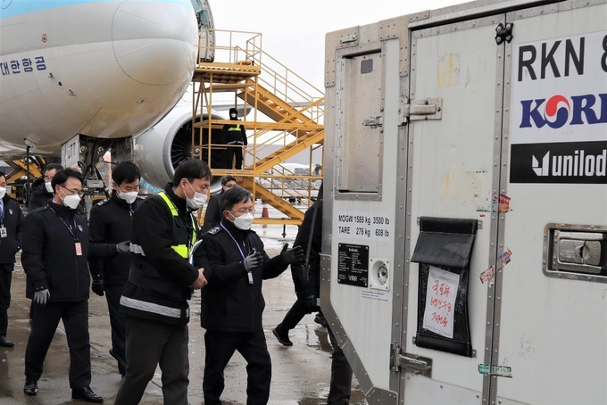 노석환<오른쪽> 관세청장이 28일 인천공항 화물터미널을 찾아 코로나19 백신 수입통관 모의훈련을 살피고 있다.