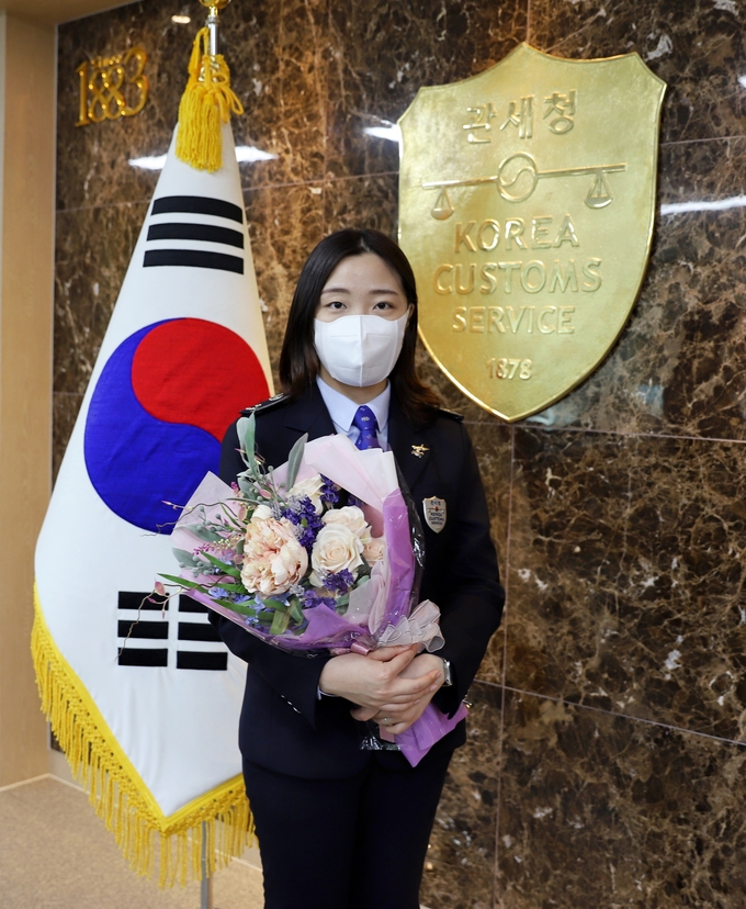 해외 직구 분할배송 반입으로 관부가세를 탈루한 수입신고 8천808건을 적발한 변은주 관세행정관.