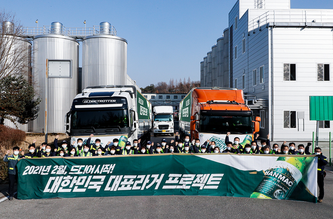 오비맥주는 지난달 28일 광주공장에서 출고 기념식을 가졌다.