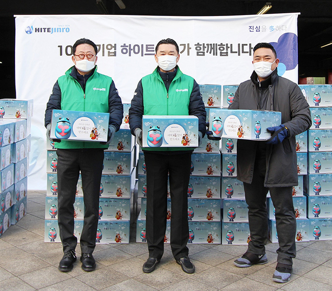 하이트진로는 설 명절을 맞아 전국 34개 사회복지기관에 떡국·만두 1만인분을 전달했다.